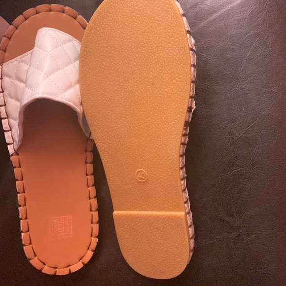 Casual Wear sandals Size 9 in women. Brand New Never have been worn - Picture 3 of 4